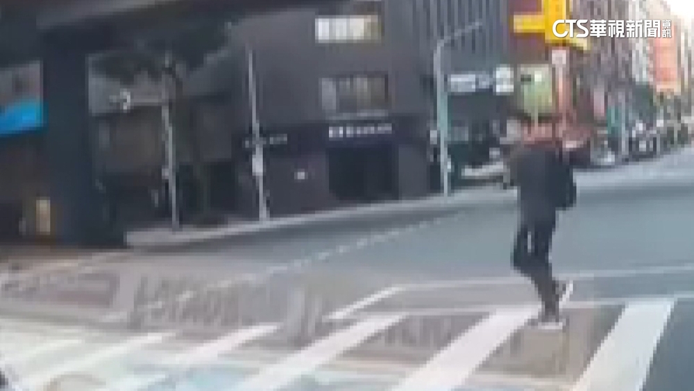 駕駛禮讓行人過馬路　竟遭比不雅手勢.跳舞挑釁