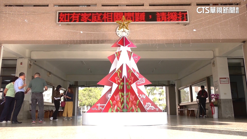 校方花7萬買珍珠板耶誕樹　雄女學生難接受