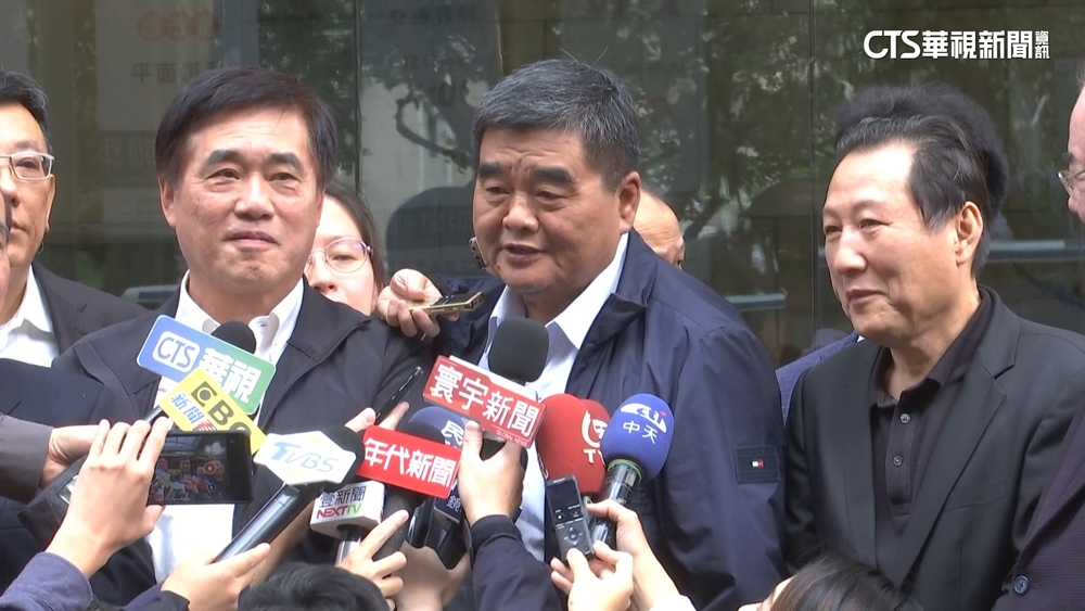 郭董看開了？　挺郭張榮味曝：關鍵時刻為侯站台