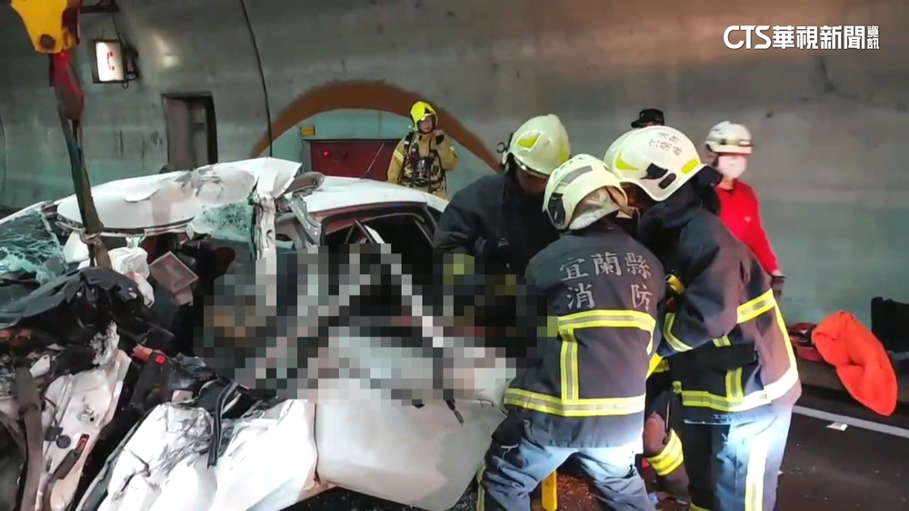 雪隧清晨死亡車禍！　轎車追撞小貨車　車毀釀1死