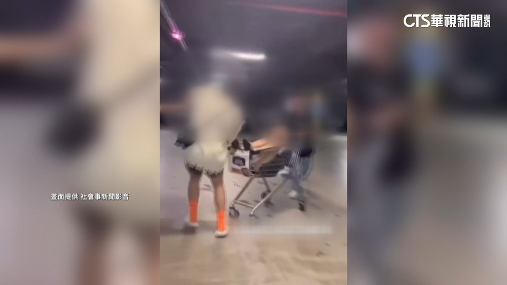 5人到賣場惡作劇！推車坐人狂轉　家樂福：蒐證提告