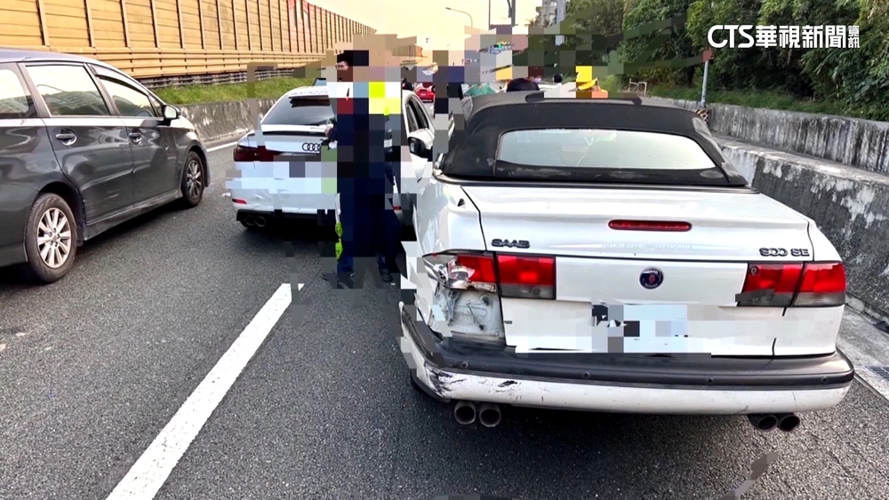 國道擦撞追逐　匝道口波及3車.駕駛下車砸窗2傷
