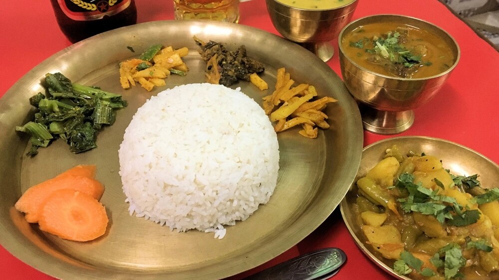 出差狂吃「20元」咖哩吃到飽　卻付出7萬9慘痛代價