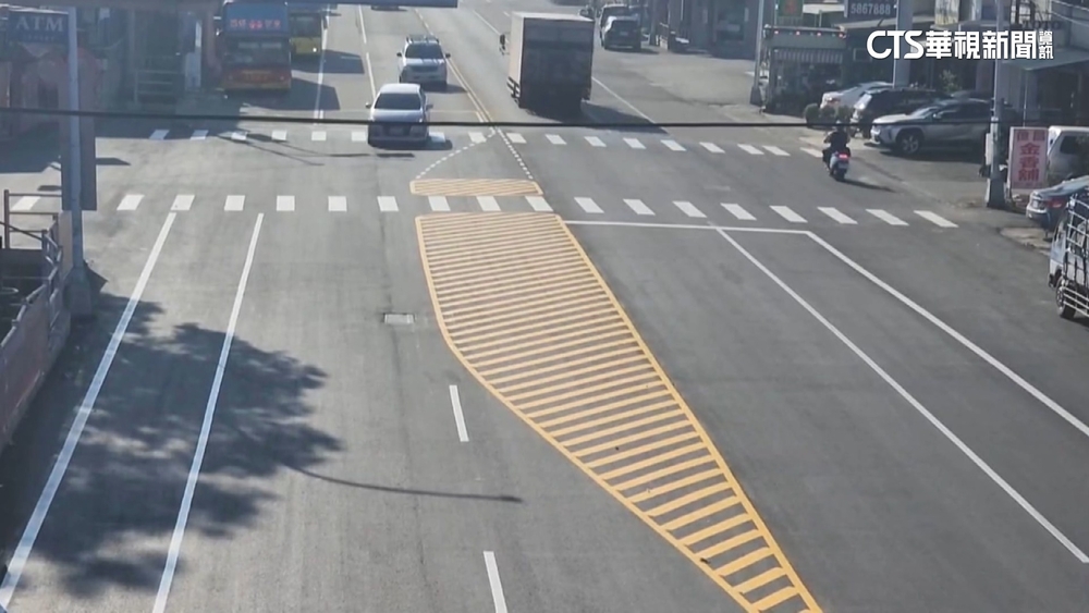 傻眼！　直線車道突冒黃色槽化線　騎士無法反應