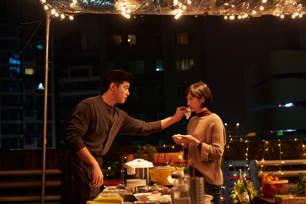 王柏傑（左）在《美食無間》對簡嫚書（右）有淡淡曖昧情，暖男舉動貼心擦嘴。