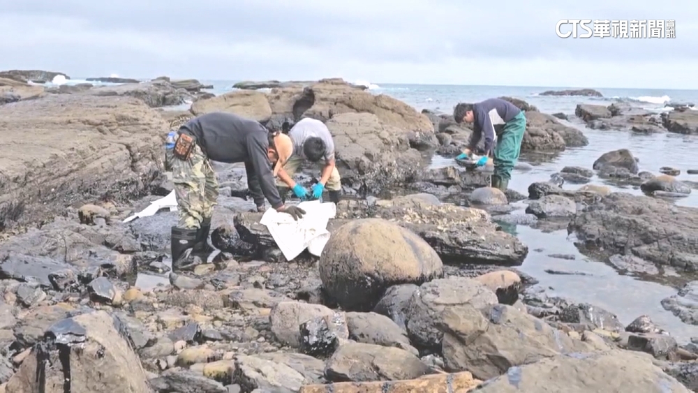 宜蘭頭城大里海岸驚見油污　疑輪船排廢油