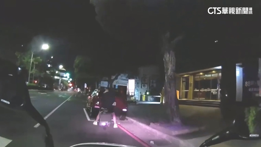 騎士沒戴安全帽還違規右轉　警追攔聞濃濃酒氣