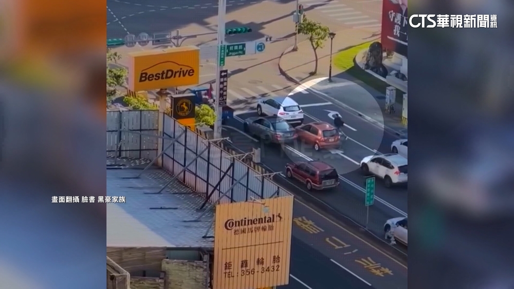 喬債爆衝突！　惡煞砸完車「同伴糗被丟包」車陣中
