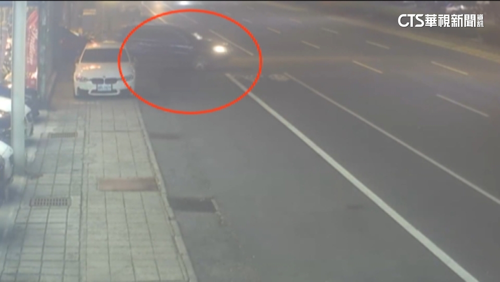 騎士撞車摔飛倒地不起　車商員工全衝出救人