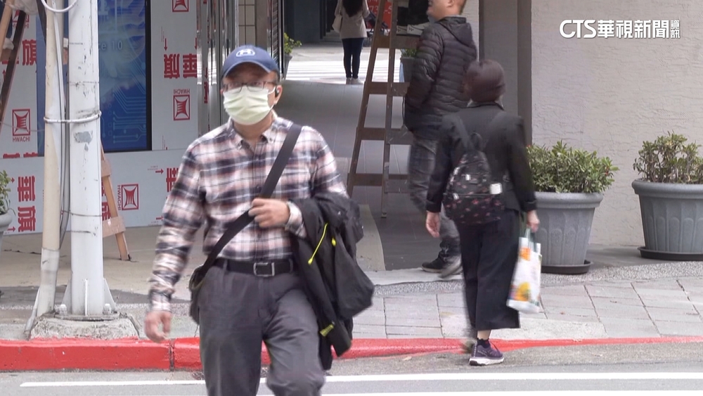 行人闖紅燈.跳舞比不雅手勢　北市警竟「無法可罰」