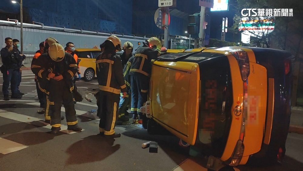 2計程車路口擦撞釀翻覆　1車「貼地面滑行」