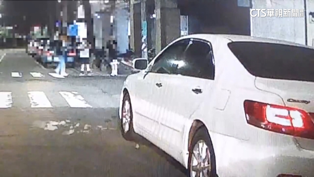 驚魂！天降馬克杯墜車頂　車主與3友聊天險遭砸