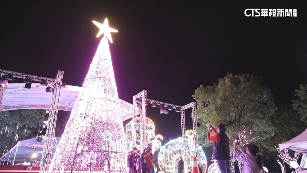 花蓮幸福耶誕城登場　傳統彩色玻璃藝術引人注目