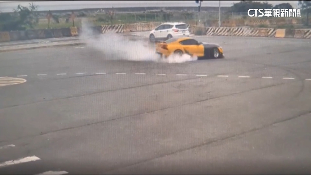 改裝車路口甩尾.燒胎　駕駛被逮辯「踏墊卡油門」