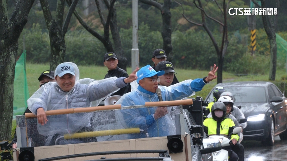 回防新北大本營！　侯友宜不畏低溫風雨車掃