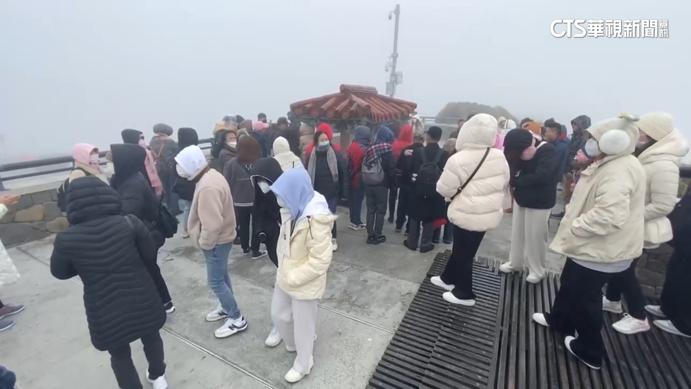 合歡山沒下雪追雪客擠爆武嶺　玉山「小飛機風標」結冰