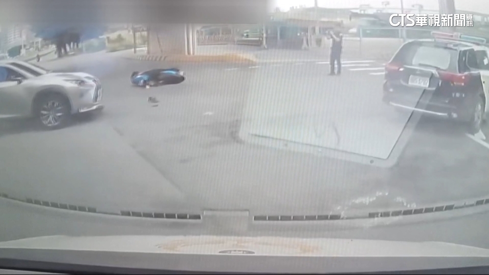 82歲嫗騎車闖紅燈　撞休旅車頭.翻一圈倒地