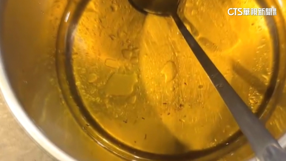 客訴醬料有小蟲.蒼蠅「食慾全沒」　火鍋店坦承疏失