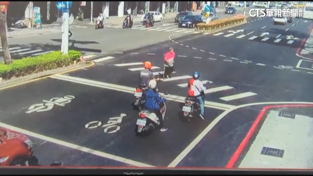 斑馬線當舞台？　90秒紅燈跳機械舞　警依法罰500