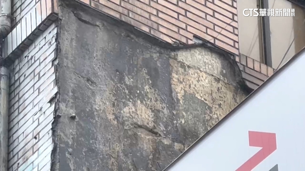 大樓磁磚「從天而降」　基隆公車亭被毀.險砸人