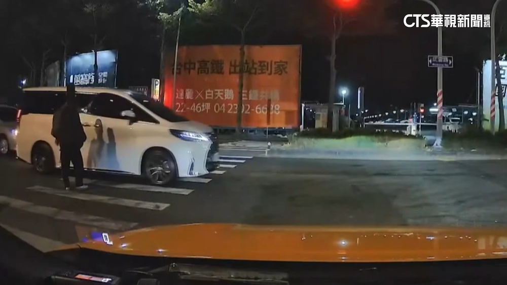 行人「踢」鐵板！不禮讓怒踹車身　驚遭當街堵人