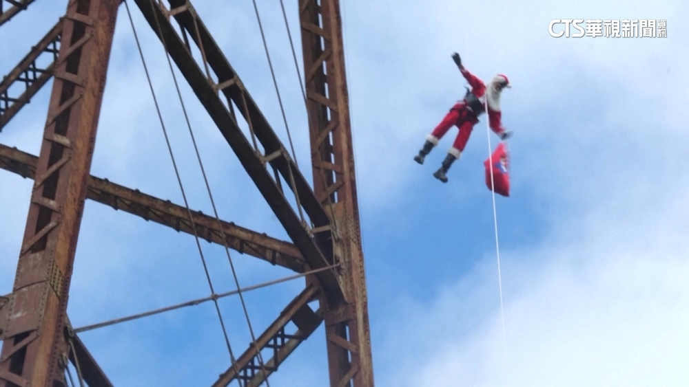瓜地馬拉77歲消防員扮耶誕老人　「天降」發禮物