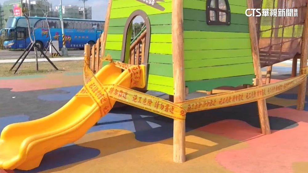 公園才啟用！　幼童遊玩跌倒撞木板碰尖銳物受傷流血