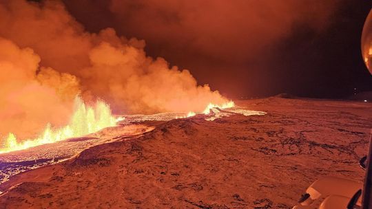 冰島火山爆發！當局撤離4千居民 熔岩噴出瞬間畫面曝