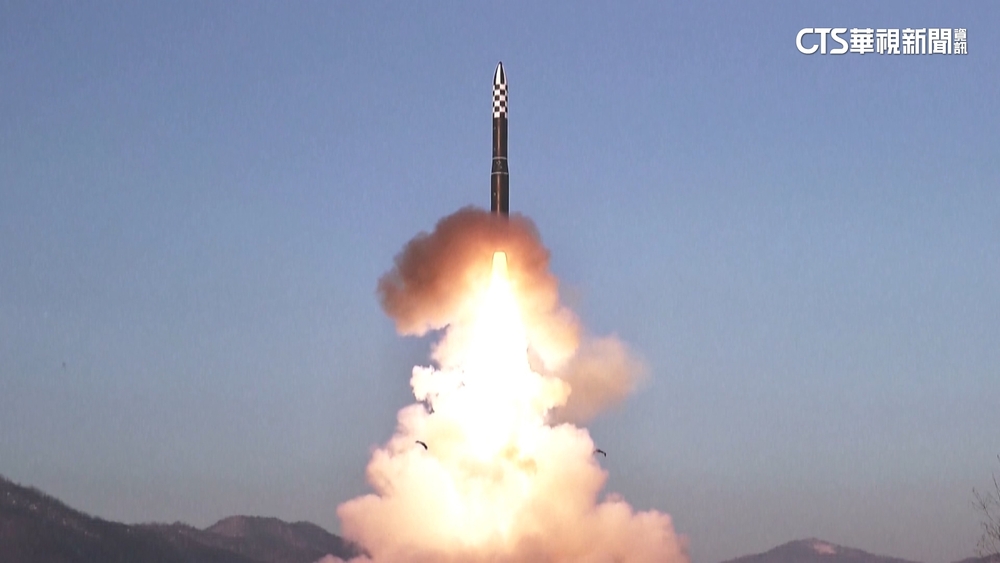 北韓試射「火星18號」　金正恩親自視察畫面曝