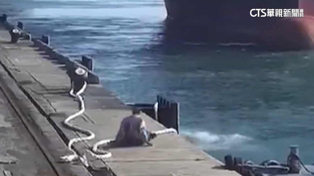 驚險一「線」間！高雄港貨輪纜繩突斷　擊中解纜員