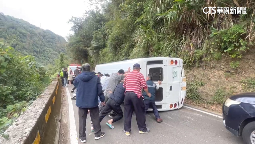 疑駕駛吃感冒藥精神不濟　巴士撞山壁5傷