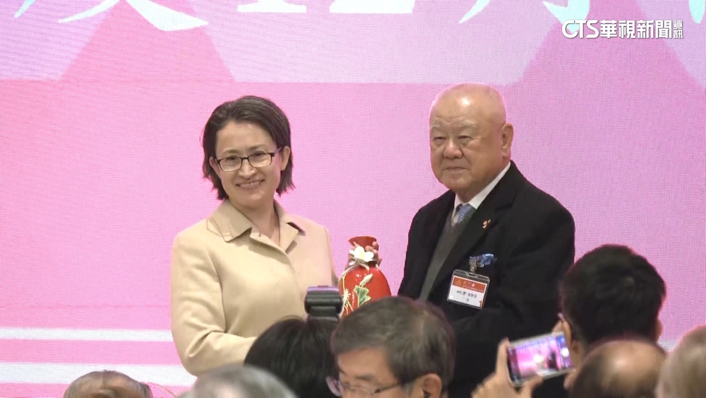 才表態挺侯! 工商大老林伯豐同台蕭美琴互動熱