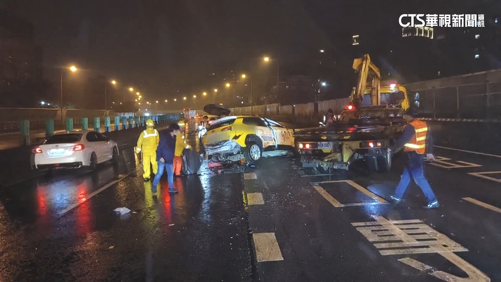 小黃疑「變換車道不當」自撞護欄　駕駛一度受困