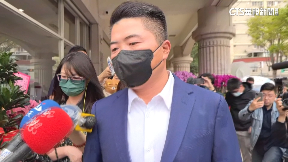 為豪宅假買賣案出庭　顏寬恒與設計師稱金流合法