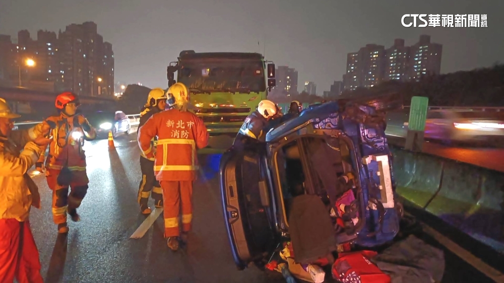 國1汐止段「廂型車翻覆」4人受困　警消拆車搶救！