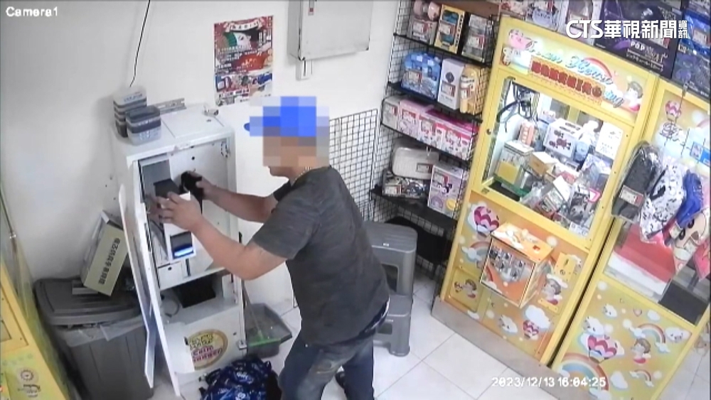 娃娃機據點多遭鎖定！　2賊20秒撬2鎖頭竊逾7萬