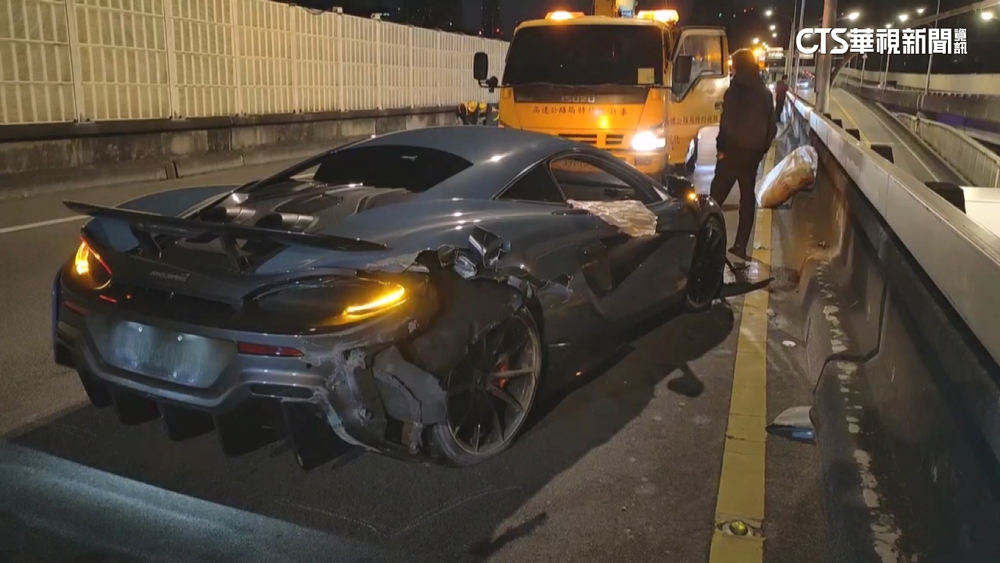 夜晚開車要留意！　千萬跑車速度過快自撞車毀