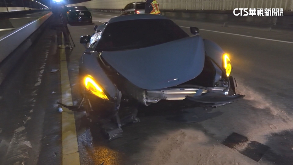 千萬跑車自撞車頭毀...　駕駛：伸縮縫打滑.「早想換車」
