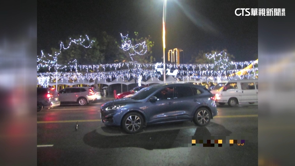 高雄耶誕市集人潮多！行人突竄出　違穿越馬路遭撞