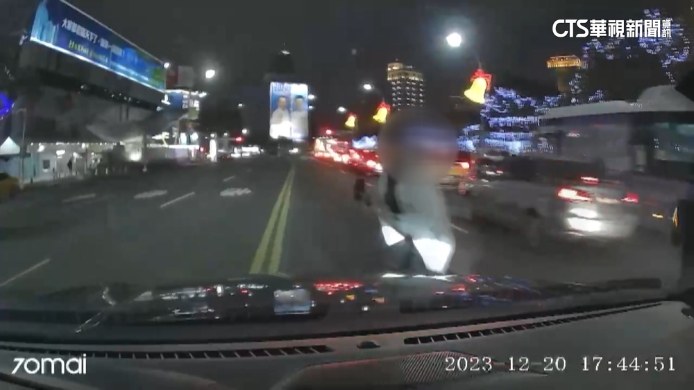 高雄耶誕活動湧人潮　民眾違規穿越馬路遭撞