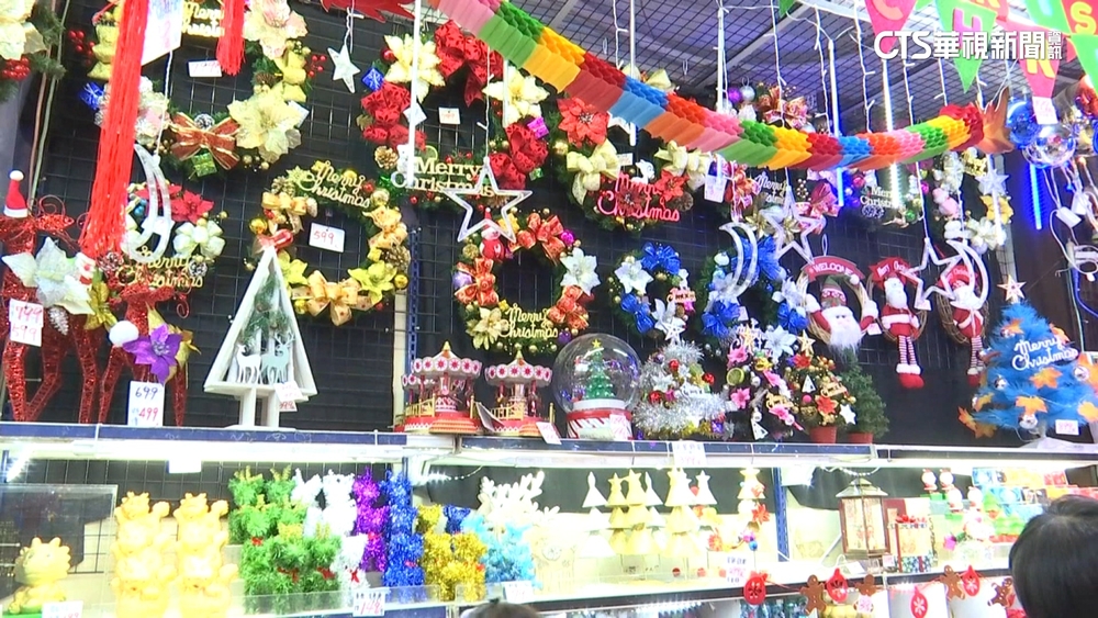 耶誕氛圍濃！　台北後火車站　民眾搶買耶誕樹