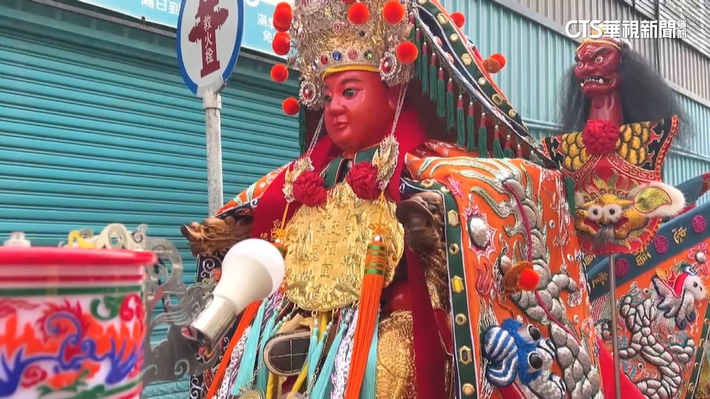 神尊掛1公斤大金牌　信眾前來一睹風采