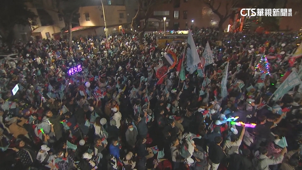 尬人數！　白營岡山造勢喊破5萬人.藍凱道稱破8萬人