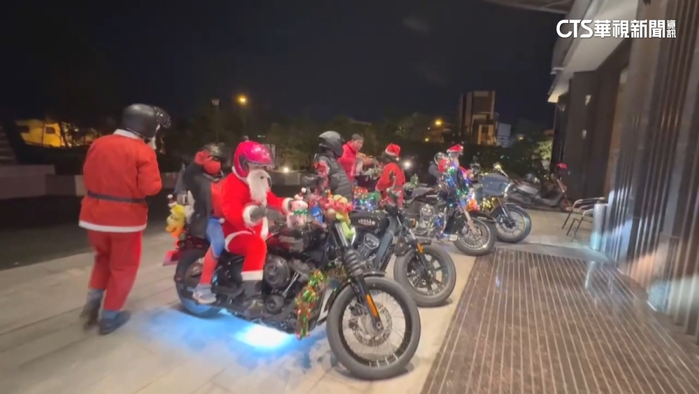 歡慶佳節來臨　騎士扮耶誕老人騎重機發糖！