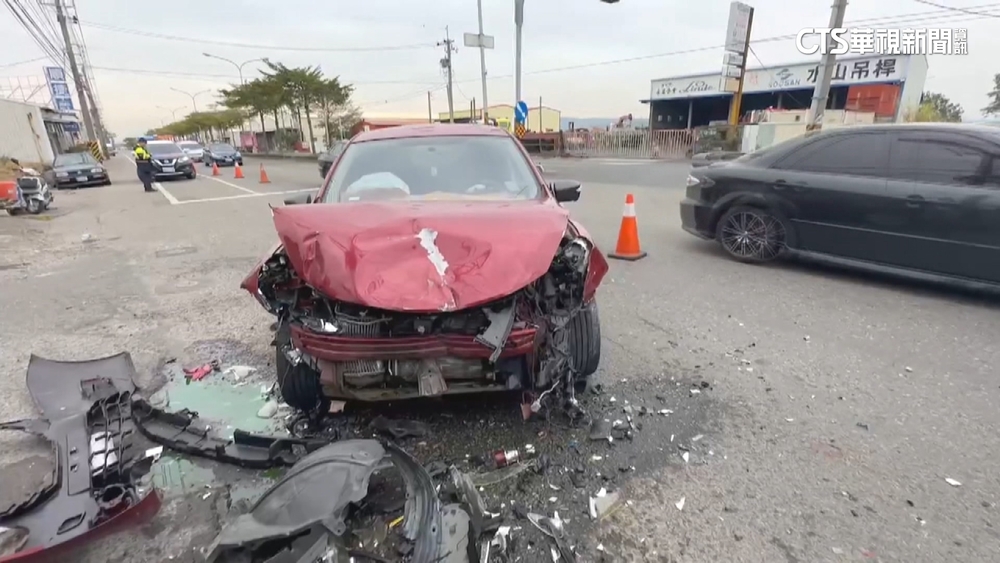 趕回家曬衣？　駕駛左轉未停讓　攔腰遭撞波及檳榔攤