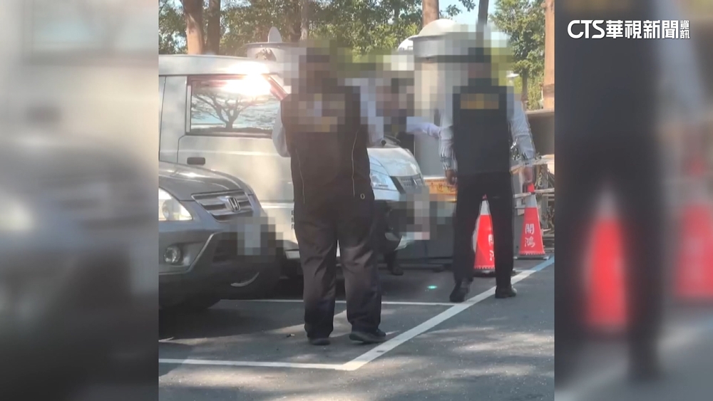 火葬場爆口角！兩禮儀公司人員停車場大吵　民眾嚇壞