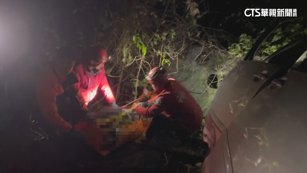 墜谷瞬間曝光！白牌車彎道疑無煞車　疾速直衝山谷