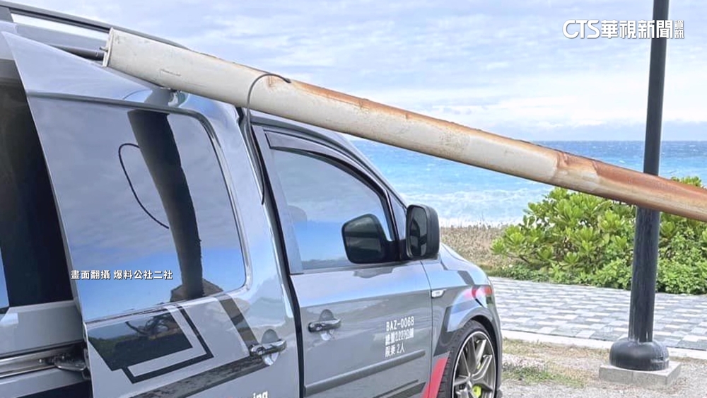 平安夜不平安！　遊客七星潭看海　車子慘被電桿砸毀