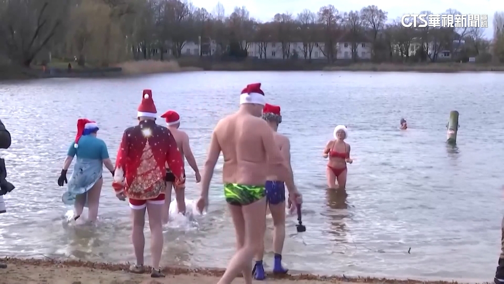 不畏室外僅10度　柏林俱樂部跳湖體驗「冬泳」