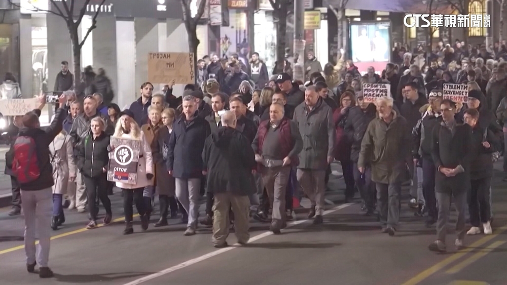 塞爾維亞抗議選舉不公　萬人遊行「不平則鳴」